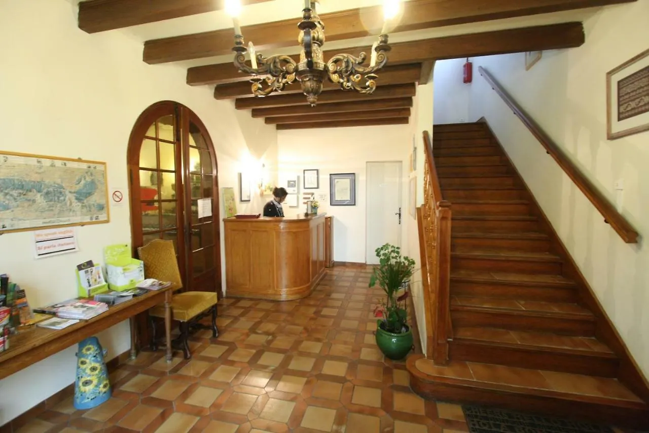 Auberge des Balastres Fontvieille Hotel