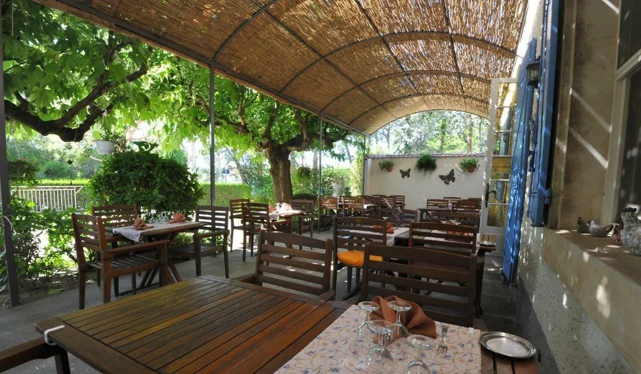 Auberge des Balastres Fontvieille Hotel